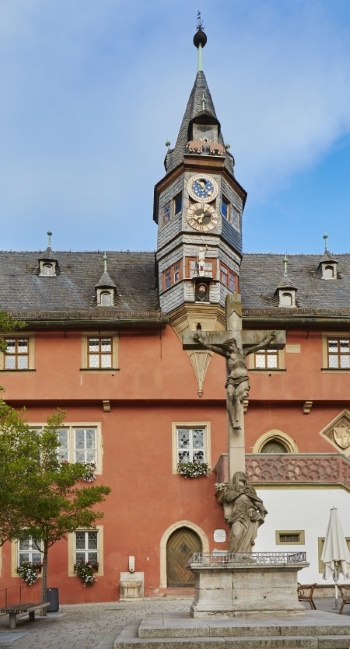 Neues Rathaus zu Ochsenfurt mit im Vordergrund Kruzifix und Madonna (Bild: Stadt Ochsenfurt)