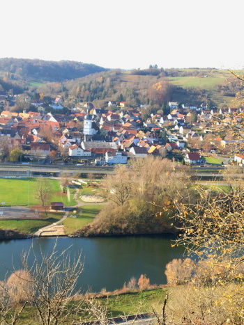 Gegenüber den Sitzbänken kann man einen kleinen Ort ausmachen - Goßmannsdorf (Bild: Björn Neckermann)