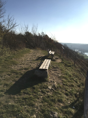 Für die Wanderer wurden Sitzbänke aufgestellt um die Umgebung zu genießen (Bild: Björn Neckermann)