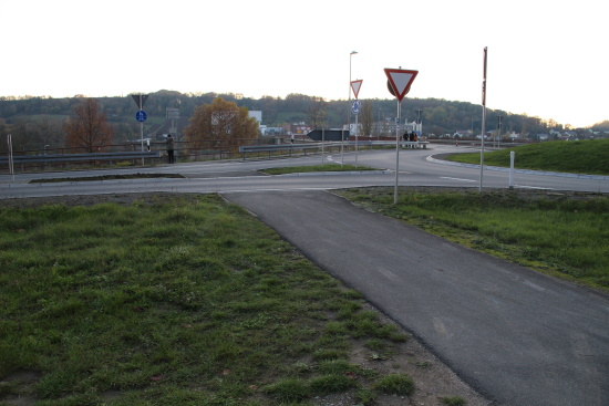 Vorsicht! Hier muss die Fahrbahn überquert werden (Bild: Björn Neckermann)