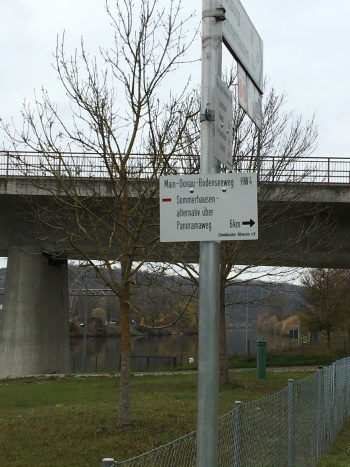 Nun stehen den HW4-Wanderern zwei Strecken, in Richtung Sommerhausen, zur Verfügung (Bild: Björn Neckermann)