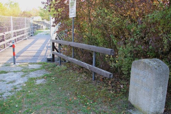 Eine im Jahr 2000 erbaute Brücke ermöglicht den raschen Zugang zum Burginnenhof (Bild: Björn Neckermann)