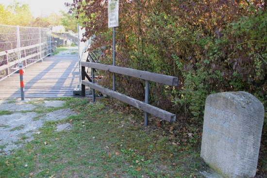 Eine im Jahr 2000 erbaute Brücke ermöglicht den raschen Zugang zum Burginnenhof (Bild: Björn Neckermann)