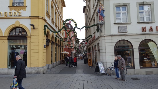 Die Schustergasse - eine der schönsten Einkaufsgassen in Würzburg von der Domstraße aus leicht zu erreichen (Bild: Sören Neckermann)