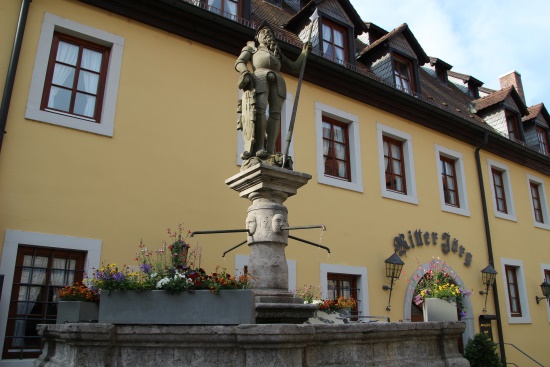 Blickfang der Brunnen aus dem 18.Jahrhundert - hier geht auch unser HW4 weiter (Bild: Björn Neckermann)