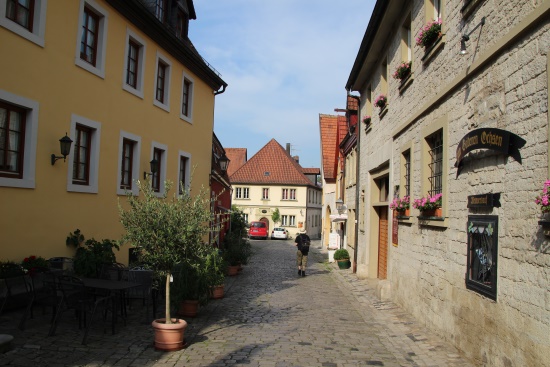 Sie laufen die Maingasse abwärts in Richtung Maintor (Bild: Björn Neckermann)