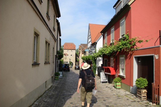 Die Gasse weiter abwärts laufen (Bild: Björn Neckermann) Die Gasse weiter abwärts laufen (Bild: Björn Neckermann)