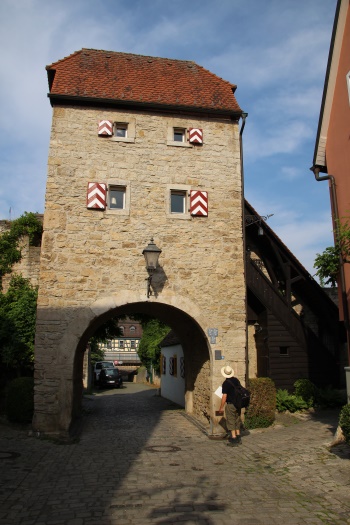 Das Maintor ein dreigeschossiger Massivbau mit Torwärterhäuschen (Bild: Björn Neckermann)