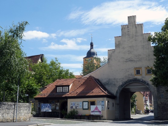 Das Würzburger Tor beherbergt darüber das Torturmtheater (Bild: Markt Sommerhausen)