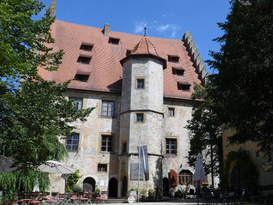 Schloss- und Weingut Sommerhausen mit schattigen Sitzplätzen die zum Verweilen einladen (Bild: Markt Sommerhausen)