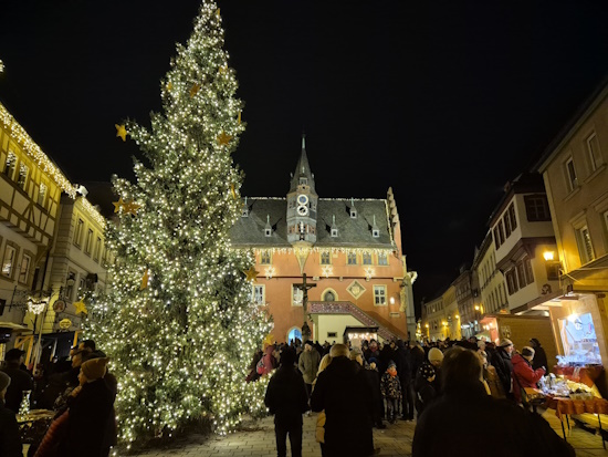 Traditioneller Weihnachtsmarkt - "Ochsenfurter Adventsgässle" innerhalb der Altstadt (Bild: © Björn Neckermann) Traditioneller Weihnachtsmarkt - "Ochsenfurter Adventsgässle" innerhalb der Altstadt (Bild: © Björn Neckermann)