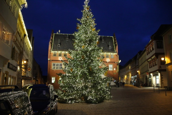 Wie alle Jahre, ziert ein großer und hell erleuchteter Weihnachtsbaum den Platz vor dem Rathaus (Bild: © Björn Neckermann)