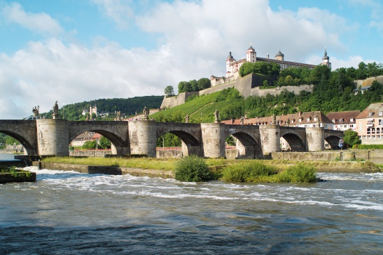 Hoch über dem Main thront die altehrwürdige Feste Marienberg (Bild: Congress-Tourismus Würzburg / Stadt Würzburg)