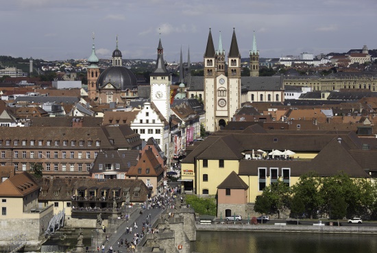 Die alte Universitätsstadt Würzburg am Main - alte Mainbrücke mit Rathaus - der START (Bild: Congress-Tourismus-Würzburg / Stadt Würzburg)