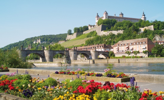 Grossartiger Blick hinauf zur Festung Marienberg und Käppele (Bild: Congress Tourismus Würzburg / Stadt Würzburg)