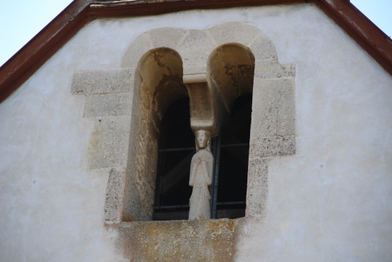 Tragfigur im rundbogigen Schallfenster - wohl die heilige Kunigunde (Bild: Björn Neckermann)