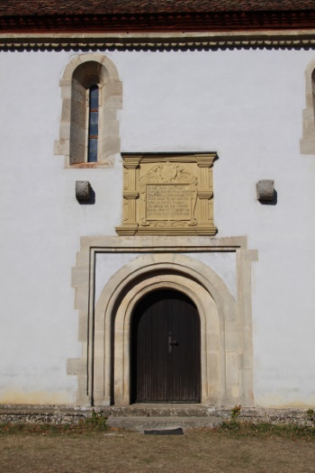 Südportal mit Steintafel - am Pfingstmontag zelebriert von hier der Pfarrer den Gottesdienst (Bild: Björn Neckermann) Südportal mit Steintafel - am Pfingstmontag zelebriert von hier der Pfarrer den Gottesdienst (Bild: Björn Neckermann)