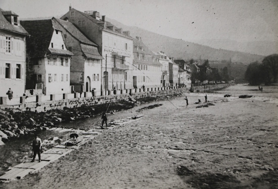 Die Murgpartie in Gernsbach mit Flößen - Ende des 19.Jahrhunderts (Aufnahme: © Stadtarchiv Gernsbach)