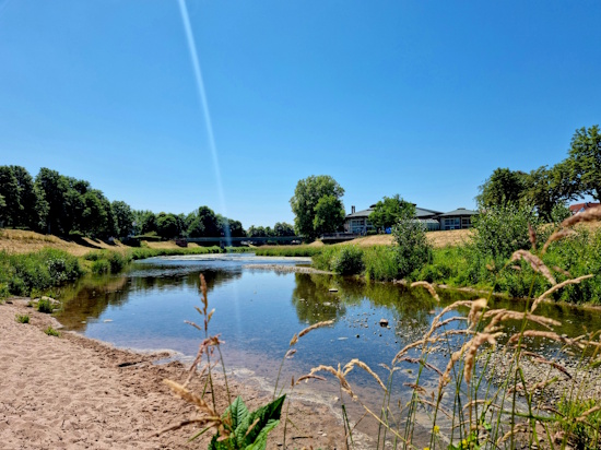 Stadt Rastatt - die Murg - Blick zur Badener Halle (Bild: © Stadt Rastatt / Isabelle Joyon)