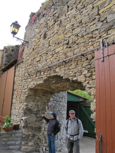 Teile der alten Auber Stadtmauer sind noch recht gut erhalten (Bild: Simon Wagner) Teile der alten Auber Stadtmauer sind noch recht gut erhalten (Bild: Simon Wagner)