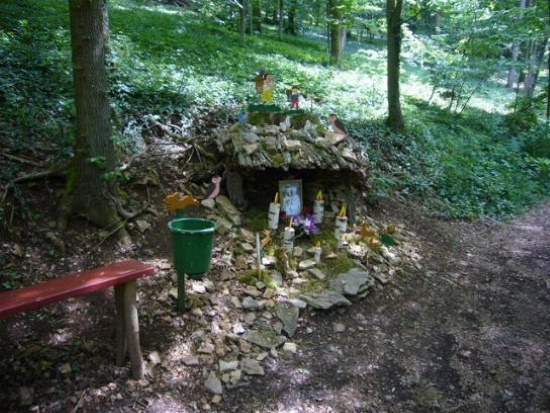 Dieser Anblick lädt ein zu einer Rast entlang des Waldweges (Bild: Gerhard Guckelsberger)