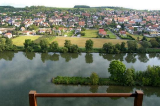 Welch eine Aussicht - den Main unter den Schwingen - Wiesen und Weinberge im Blick (Bild: Thomas Langhirt)