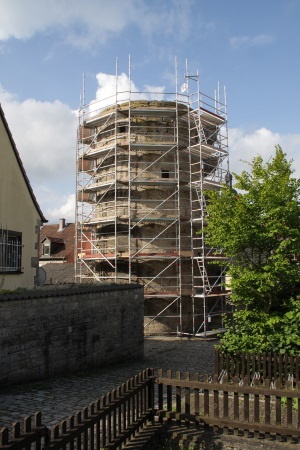 Fast wäre es zu spät gewesen, denn der Turm war bereits eingerüstet (Bild: Thomas Langhirt) Fast wäre es zu spät gewesen, denn der Turm war bereits eingerüstet (Bild: Thomas Langhirt)