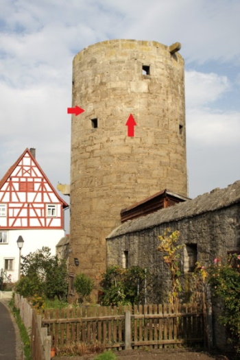 Nach der Beendigung der Sanierung am Turm, die Nistkästen sind von unten kaum auszumachen (Bild: Thomas Langhirt)