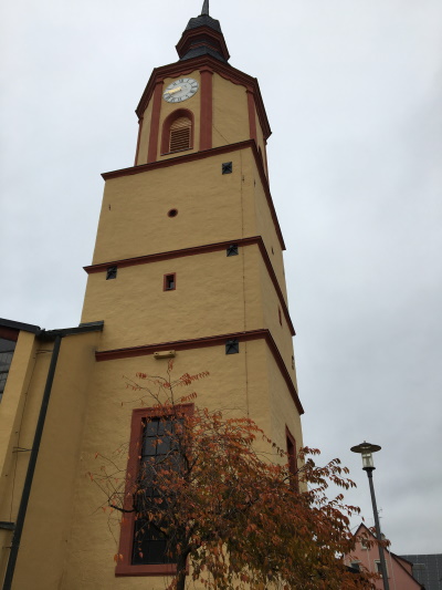 Über dem großen Kirchenfenster wurde der Mauerseglernistkasten angebracht (Bild: Björn Neckermann) Über dem großen Kirchenfenster wurde der Mauerseglernistkasten angebracht (Bild: Björn Neckermann)