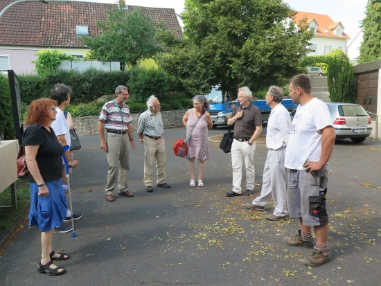 Die Beteiligten treffen sich vor Ort zur Lagebesprechung (Bild: Max Berthold) Die Beteiligten treffen sich vor Ort zur Lagebesprechung (Bild: Max Berthold)