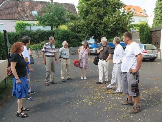 Die Beteiligten treffen sich vor Ort zur Lagebesprechung (Bild: Max Berthold)