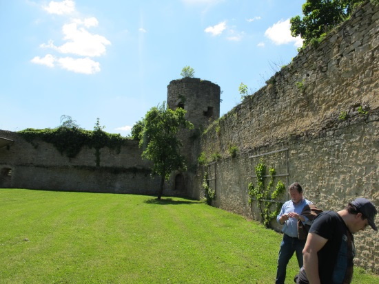 Im Spitalgarten ist auch eine Freilichtbühne integriert worden (Bild: Simon Wagner) Im Spitalgarten ist auch eine Freilichtbühne integriert worden (Bild: Simon Wagner)