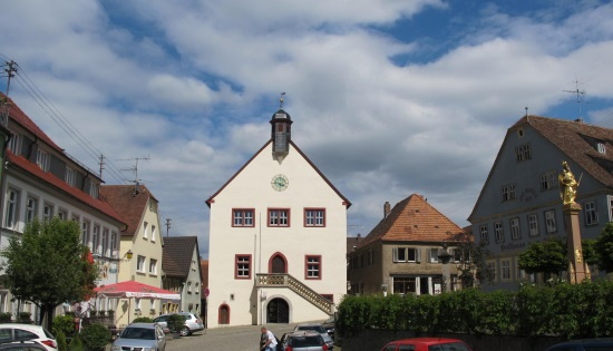 Blickfang am Marktplatz das Auber Rathaus mit (rechts) Mariensäule (Bild: Simon Wagner) Blickfang am Marktplatz das Auber Rathaus mit (rechts) Mariensäule (Bild: Simon Wagner)
