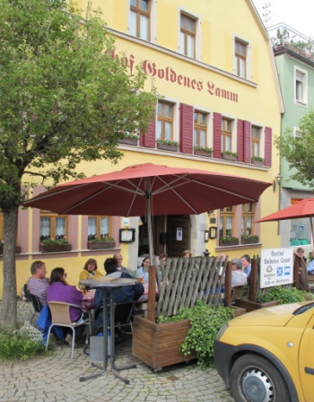 In den Gaststätten am Marktplatz wird ein gutes Bier gezapft (Bild: Simon Wagner)