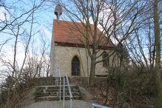 Die Marktbreiter Kapelle hoch über dem Main thronend (Bild: Simon Wagner)