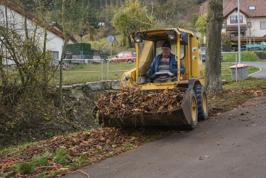 Die Hilfe von Richard mit seinem Radlager ist großartig (Bild: © Michael Schiller)