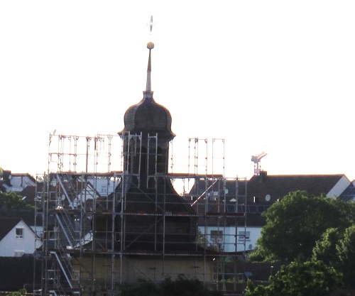 Das Baugerüst wird aufgestellt (Bild: Klaus Hemprich) Das Baugerüst wird aufgestellt (Bild: Klaus Hemprich)