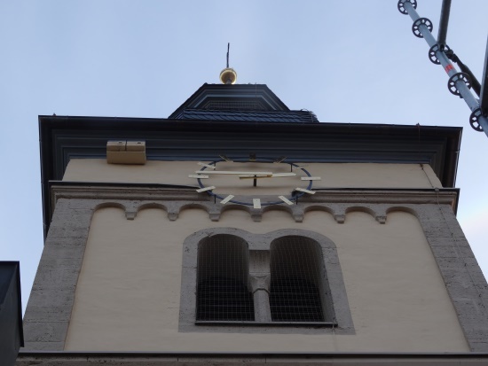 Der Mauerseglernistkasten zur Gemeindemitte zeigend (Bild: Klaus Hemprich) Der Mauerseglernistkasten zur Gemeindemitte zeigend (Bild: Klaus Hemprich)