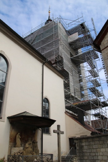 Eingehüllter Kirchturm der Gossmannsdorfer Kirche (Bild: Björn Neckermann)