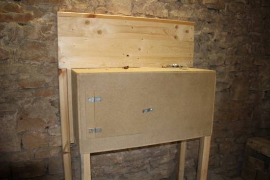 Eingebauter und mit Holz verschalter Nistkasten im Inneren des Kirchturms (Bild: Björn Neckermann) Eingebauter und mit Holz verschalter Nistkasten im Inneren des Kirchturms (Bild: Björn Neckermann)