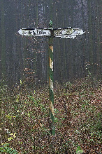 Altes Wegeschild zur Orientierung der Spessartwanderer (Bild: Thomas Langhirt) Altes Wegeschild zur Orientierung der Spessartwanderer (Bild: Thomas Langhirt)