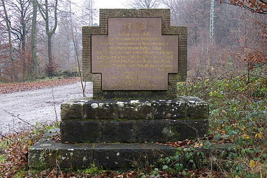 Das Sternheimer Kreuz erinnert an einen Vorfall längst vergangener Zeiten (Bild: Thomas Langhirt) Das Sternheimer Kreuz erinnert an einen Vorfall längst vergangener Zeiten (Bild: Thomas Langhirt)