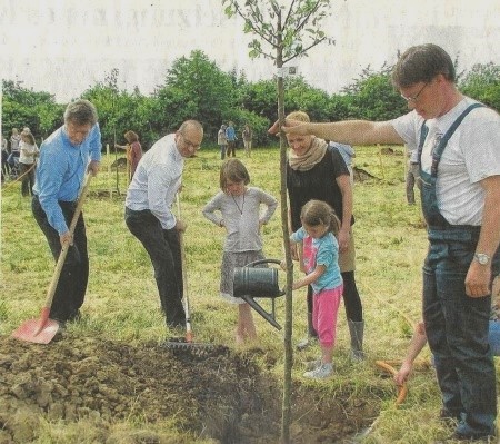 30 verschiedene Obstbaumsorten verwandelten eine Wiese in einen Obstgarten (Bild: Thomas Fritz / Main-Post)