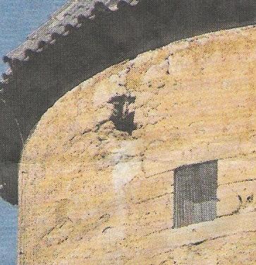 Der breite Fenstersims wurde verschlossen - damit wurde den Turmfalken eine Brutmöglichkeit genommen (Bild: © Main-Post) Der breite Fenstersims wurde verschlossen - damit wurde den Turmfalken eine Brutmöglichkeit genommen (Bild: © Main-Post)