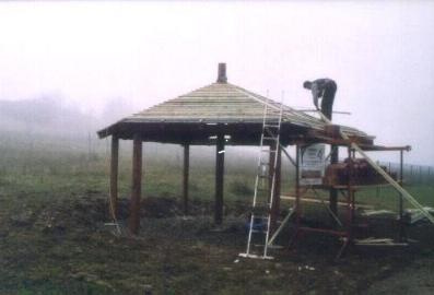 Der Pavillon mit den beiden flankierenden Fahnen (Bild: © Neckermann)