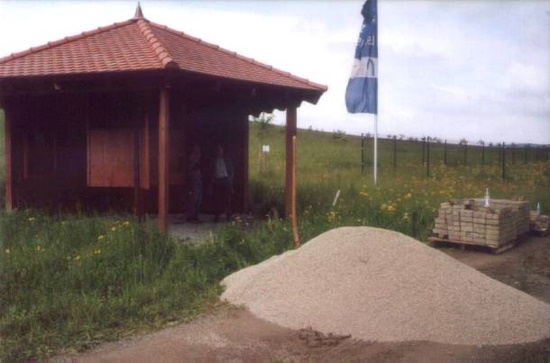 Lagebesprechung am Pavillon - der Weg ins Pavillon soll gepflastert werden (Bild: © Neckermann)